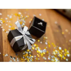 Brother TZe Satinbnd - 12mm x 4m, Hvid hjglans (guld skrift)