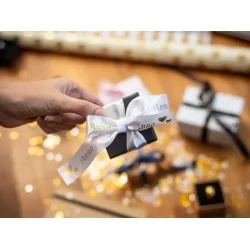 Brother TZe Satinbnd - 24mm x 4m, Hvid (guld skrift)