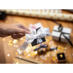 Brother TZe Satinbnd - 24mm x 4m, Hvid (guld skrift)