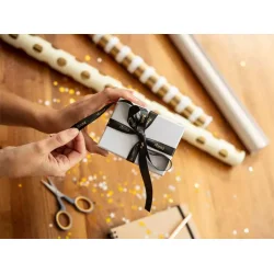 Brother TZe Satinbnd - 12mm x 4m, Sort (guld skrift)