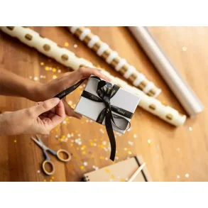 Brother TZe Satinbnd - 12mm x 4m, Sort (guld skrift)