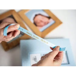 Brother TZe Satinbnd - 12mm x 4m, Lysebl (guld skrift)