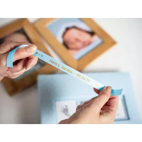 Brother TZe Satinbnd - 12mm x 4m, Lysebl (guld skrift)