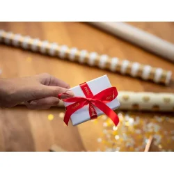 Brother TZe Satinb�nd - 12mm x 4m, Vinr�d (guld skrift)