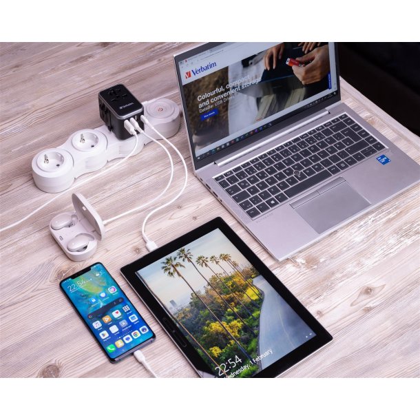 Universal Travel Adapter UTA-04 PD61W/QC / 3xUSB / 2xType-C